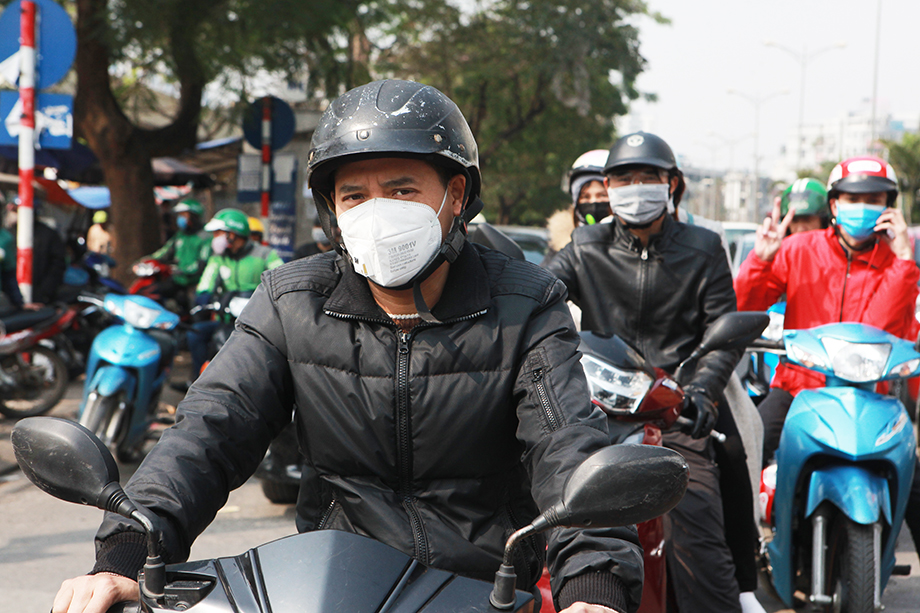 Sáng nay 31//1, theo ghi nhận của PV, trên đường phố Hà Nội rất nhiều người dân đã đeo khẩu trang ra đường để phòng tránh virus Corona (nCoV), sau khi Tổ chức Y tế Thế giới (WHO) ban bố tình trạng khẩn cấp toàn cầu đối với virus Corona.