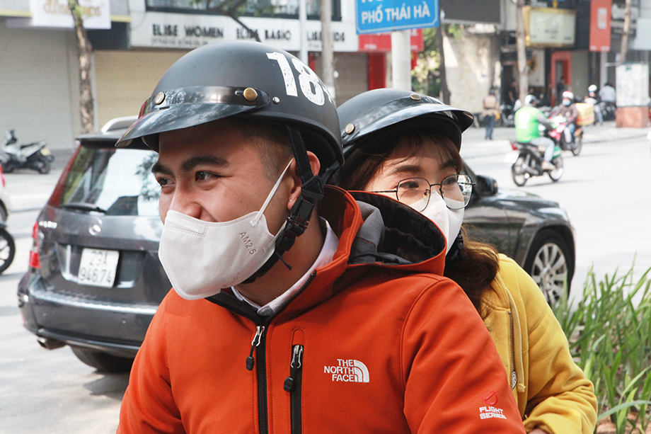 Anh Tâm cùng một người bạn tìm đến một địa điểm phát khẩu trang miễn phí trên phố Thái Hà&nbsp; (Đống Đa), tuy nhiên, khi đến đây cửa hàng đã phát hết. “Tôi và gia đình phải mang khẩu trang để phòng dịch sau khi có thông tin 3 người dương tính với virus Corona”, anh chia sẻ.
