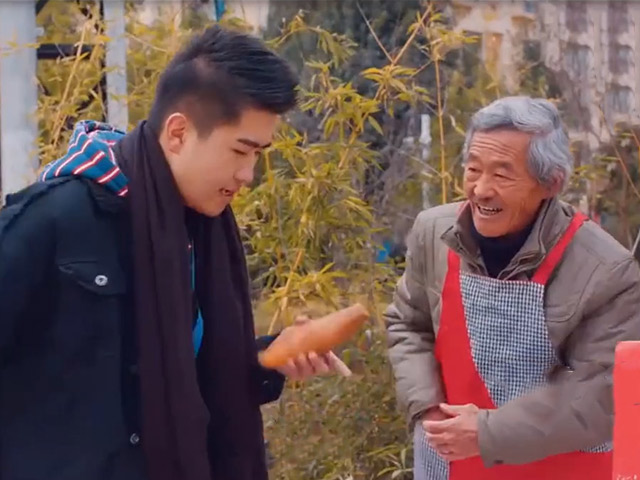 Video Clip Cười - Đỉnh cao bán hàng của ông lão bán hàng rong