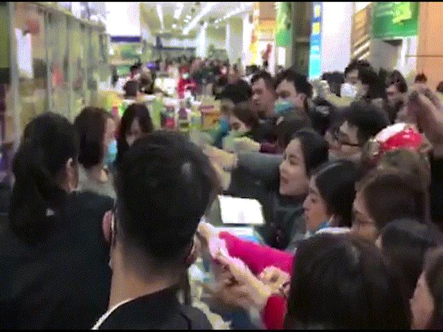 Clip người dân tranh nhau mua khẩu trang giữa đại dịch Corona