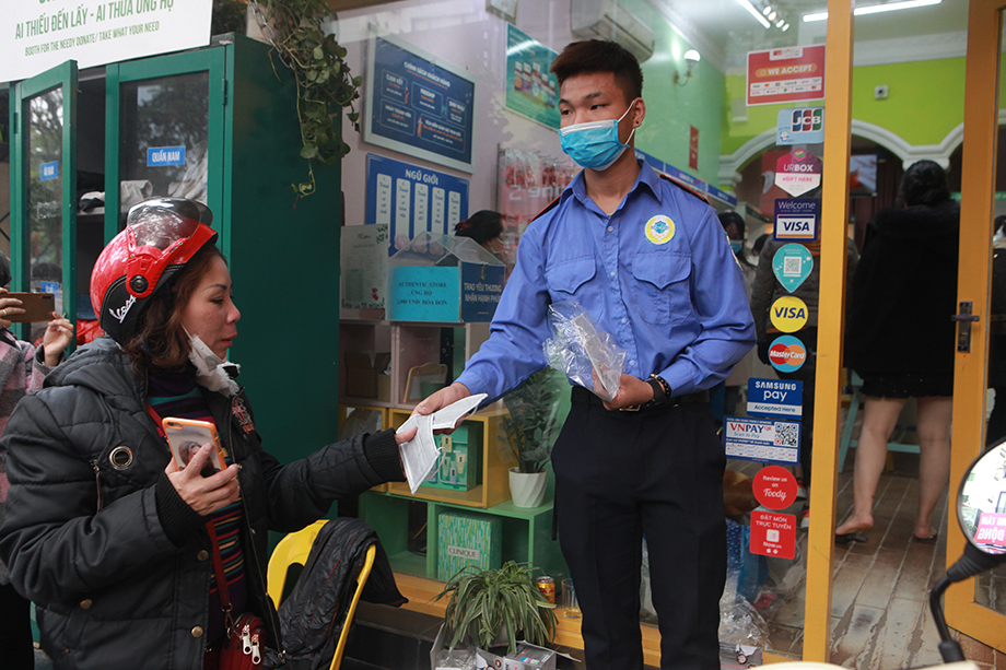Hai ngày qua, một chuỗi cửa hàng tại Hà Nội đã&nbsp;tổ chức 3 địa điểm phát khẩu trang miễn phí để phòng tránh dịch bệnh viên phổi cấp do virus Corona (nCoV) gây ra. Tuy nhiên, do số lượng phát ra ít, người đến nhận đông nên chuỗi cửa hàng này chỉ phát mỗi người 1 cái, loại dùng 1 lần.