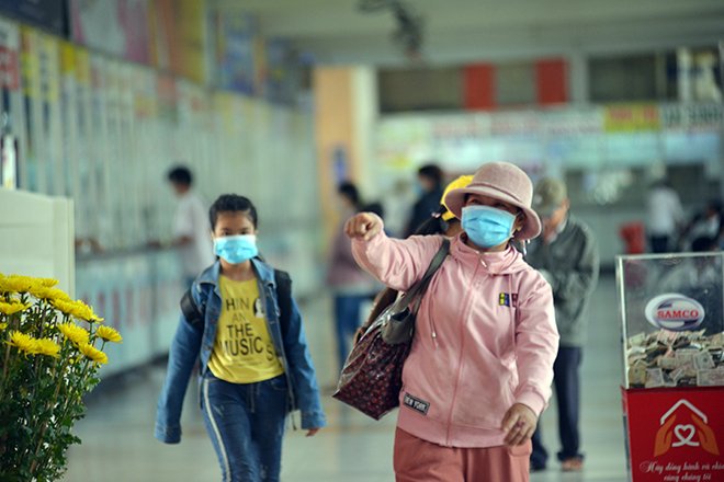 Ông Nguyễn Hoàng Huy, Phó tổng giám đốc Bến xe miền Đông, cho biết, người dân tập trung đổ về bến xe trong những ngày qua rất đông, có ngày lên đến khoảng 50.000 hành khách. “Trước tình hình diễn biến dịch bệnh do virus Corona gây ra, Bến xe miền Đông đã triển khai, niêm yết, phát thanh cho hành khách và đơn vị vận tải và cấp khẩu trang tốt, nước rửa tay sát trùng cho cán bộ công nhân viên”, ông Huy nói.
