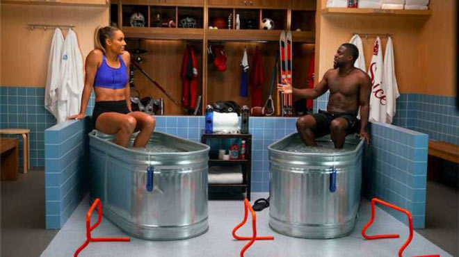 Lolo Jones (trái) tiết lộ bí mật với Kevin Hart trong chương trình "Cold As Balls"