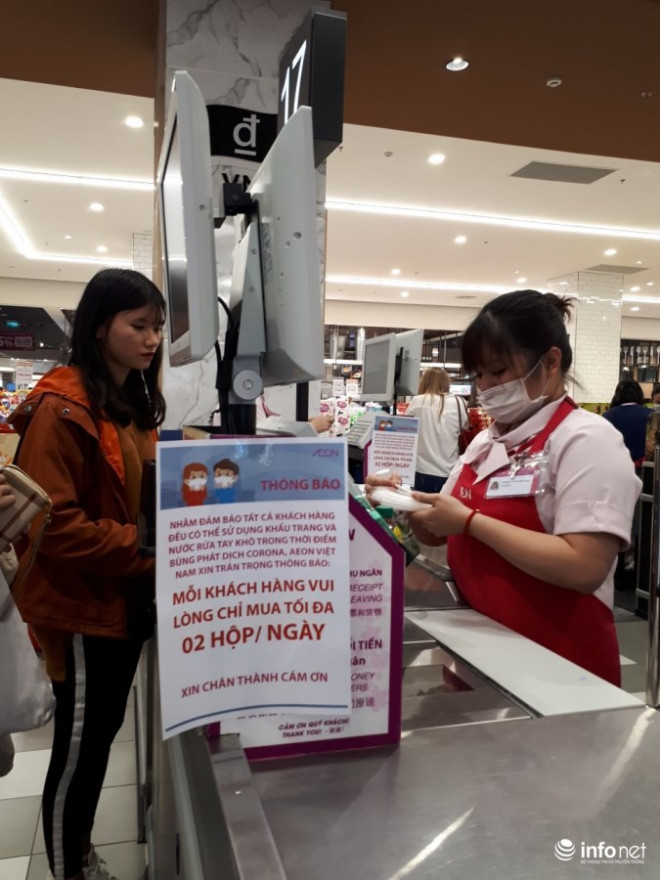 Tạ đại siêu thị Aeon Mall Hà Đông phải treo thông báo mỗi khách hàng vui lòng chỉ mua tối đa 2 hộp khẩu trang/ngày...