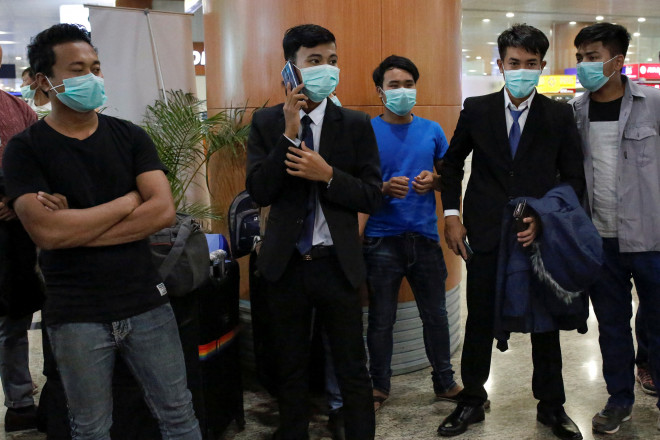 Một nhóm hành khách tại sân bay quốc tế Yangon ở Myanmar hôm 31-1. Ảnh: Reuters