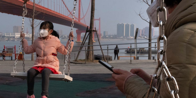 Một bé gái chơi trong khung cảnh vắng vẻ bên bờ sông Yingwuzhou Yangtze ở thành phố Vũ Hán.