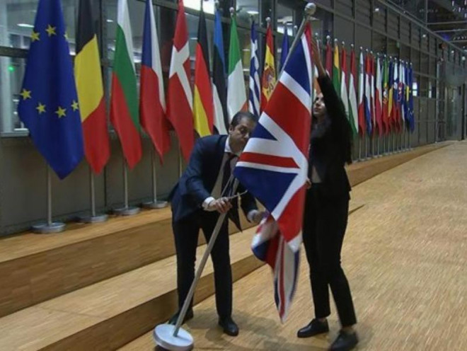 Quốc kỳ&nbsp;Anh&nbsp;được đưa đi khỏi khu vực cắm cờ các nước thành viên liên minh châu Âu. Ảnh chụp từ video
