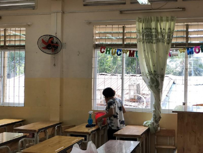 Cán bộ nhân viên trường Tiểu học Trần Quốc Thảo, quận 3 vệ sinh trường lớp trước khi đón học sinh quay trở lại trường vào ngày 3-2 tới. Ảnh: GIA LINH
