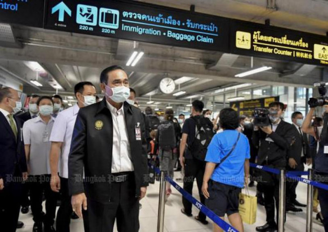 Thủ tướng Thái Lan Prayuth Chan-o-cha trong chuyến kiểm tra công tác phòng chống dịch viêm phổi Corona ở sân bay Suvarnabhumi. Ảnh: Bangkok Post