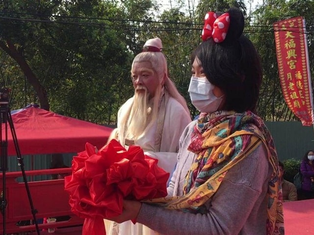 Bạn trẻ - Cuộc sống - Bất chấp dịch viêm phổi, nam thanh nữ tú Đài Loan vẫn tụ tập đến chùa để thoát kiếp FA