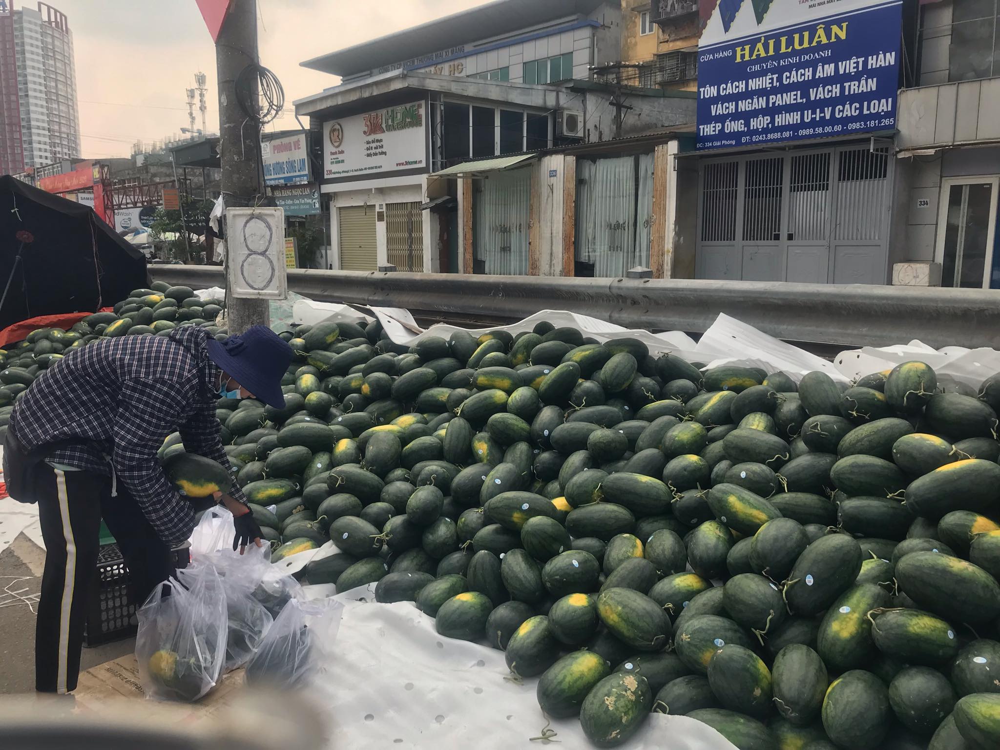 Hàng chục tấn dưa hấu được bày bán trên đường phố với giá 8.000 đồng/kg