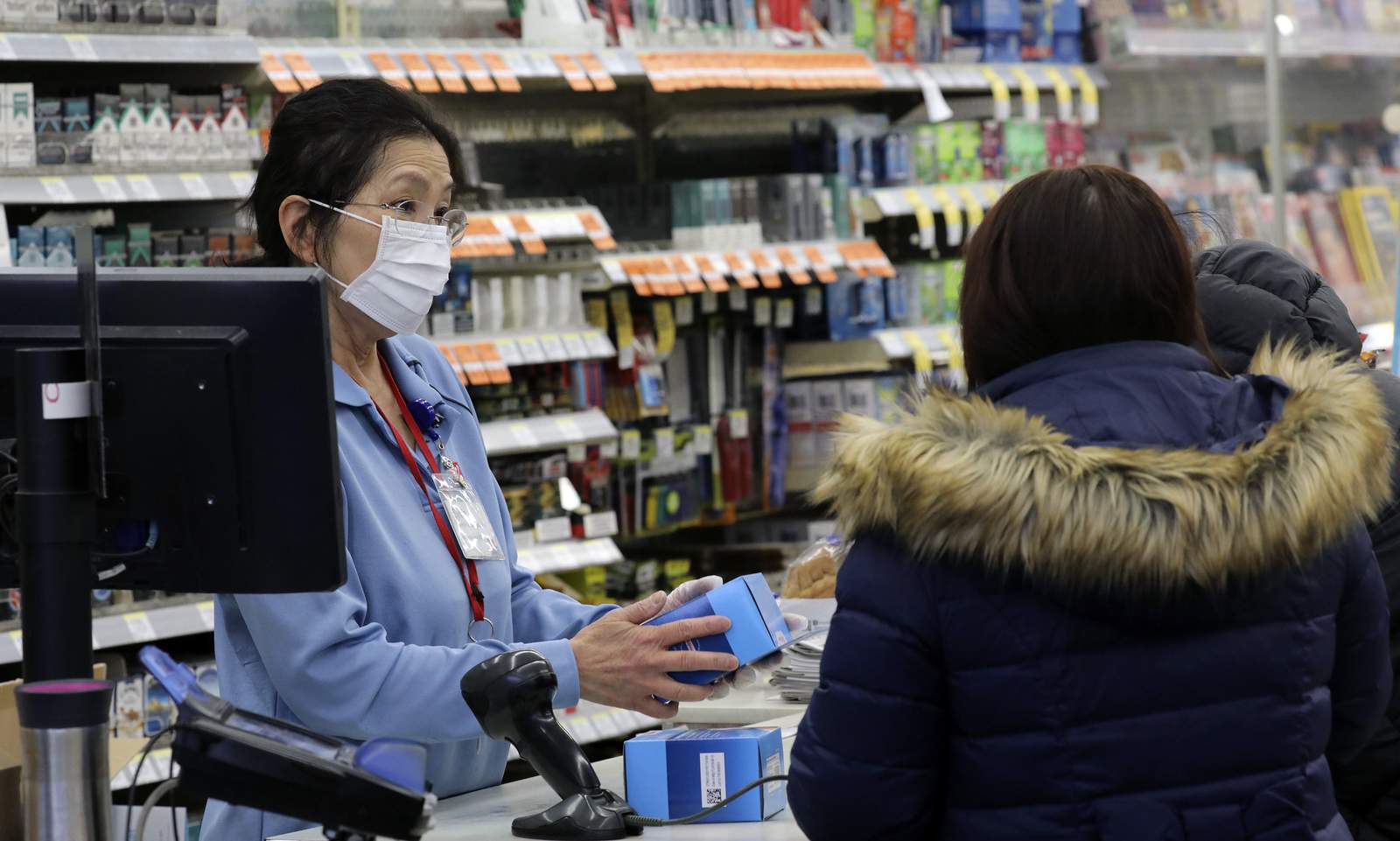 Lượng khẩu trang y tế bán ra tăng cao do lo ngại liên quan đến virus Corona (Nguồn: CNN)