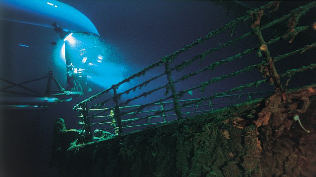 Tàu Titanic gặp va chạm với một tàu ngầm nhỏ (Ảnh: Daily Mail)