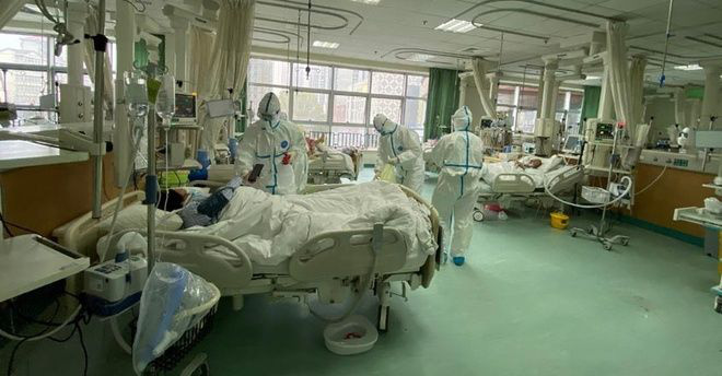 Một công dân Việt Nam đang được điều trị tích cực tại Bệnh viện số 5 tỉnh Giang Tây, Trung Quốc - Nguồn: Reuters