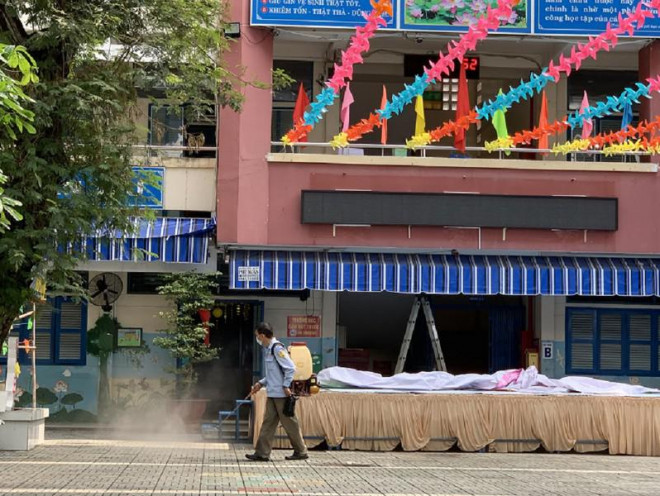 Trường Tiểu học Nguyễn Thị Minh Khai, quận Gò Vấp phun thuốc sát khuẩn, tổng vệ sinh trường trước khi đón học sinh trở lại học ngày 3-2. Ảnh: KIM PHƯỢNG