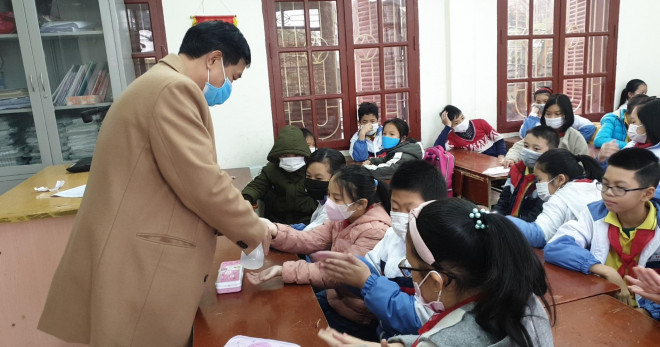 Phụ huynh mang cả dung dịch sát khuẩn tới rửa tay cho các con