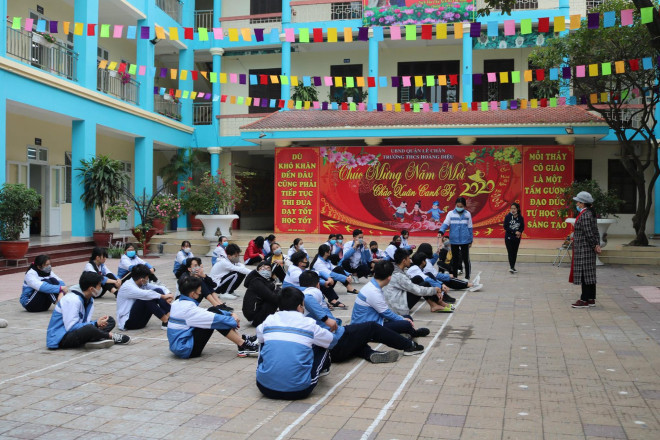 Khẩu trang không rời ngay cả giờ thể dục của trường THCS Hoàng Diệu
