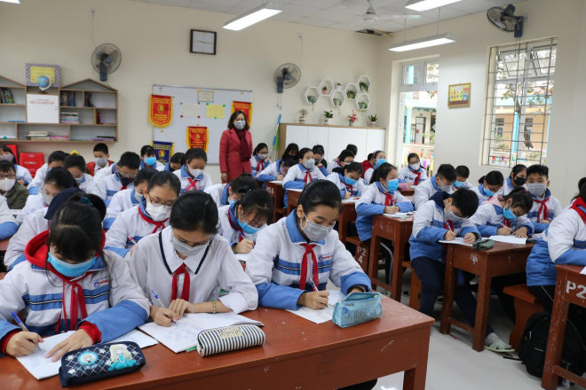 Cô và trò THCS Hoàng Diệu cùng đeo khẩu trang trong giờ học