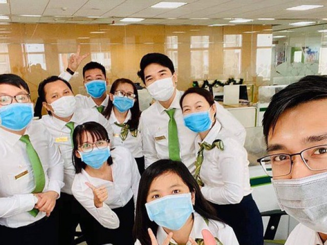 Kinh doanh - Nhà băng “xin phép” khách hàng cho giao dịch viên đeo khẩu trang