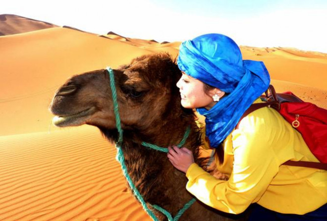 Hồ Thu Hương đặt chân đến sa mạc Sahara, Maroc năm 2015. Ảnh: NVCC