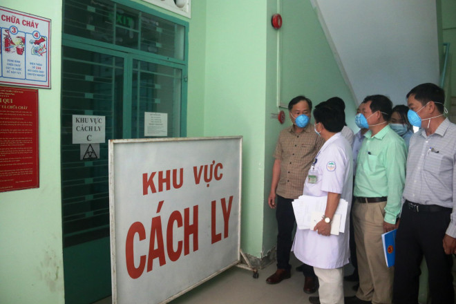 Lãnh đạo tỉnh Khánh Hòa kiểm tra khu vực điều trị bệnh nhân nhiễm virus Corona chủng mới (nCoV) ở Bệnh viện Bệnh nhiệt đới