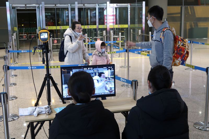 Trung Quốc đã tăng cường kiểm soát dịch bệnh do virus Corona, bao gồm việc lắp đặt máy đo thân nhiệt ở các sân bay.
