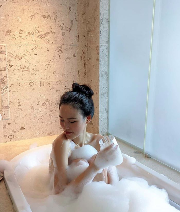 Sau ly hôn chồng, chân dài Next Top tung ảnh tắm nude gây chú ý - 1