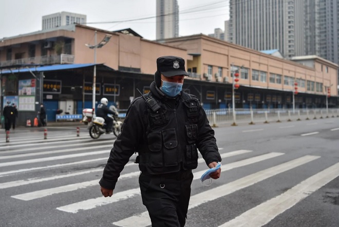 Cảnh sát Trung Quốc bên ngoài khu chợ được coi là nơi bùng phát dịch virus Corona ở Vũ Hán.