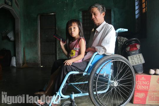 Ông Vân bị bệnh nặng phải ngồi xe lăn nhưng luôn chăm chút bức tượng mang hình hài của người vợ mình