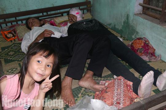 Bé gái hồn nhiên vui đùa bên bức tượng của "bà ngoại"