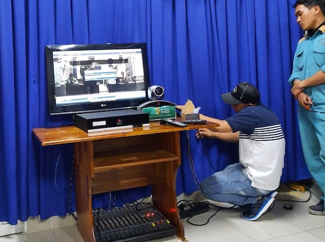 Các kỹ thuật viên Viettel đang lắp đặt hệ thống tại một điểm cầu truyền hình.