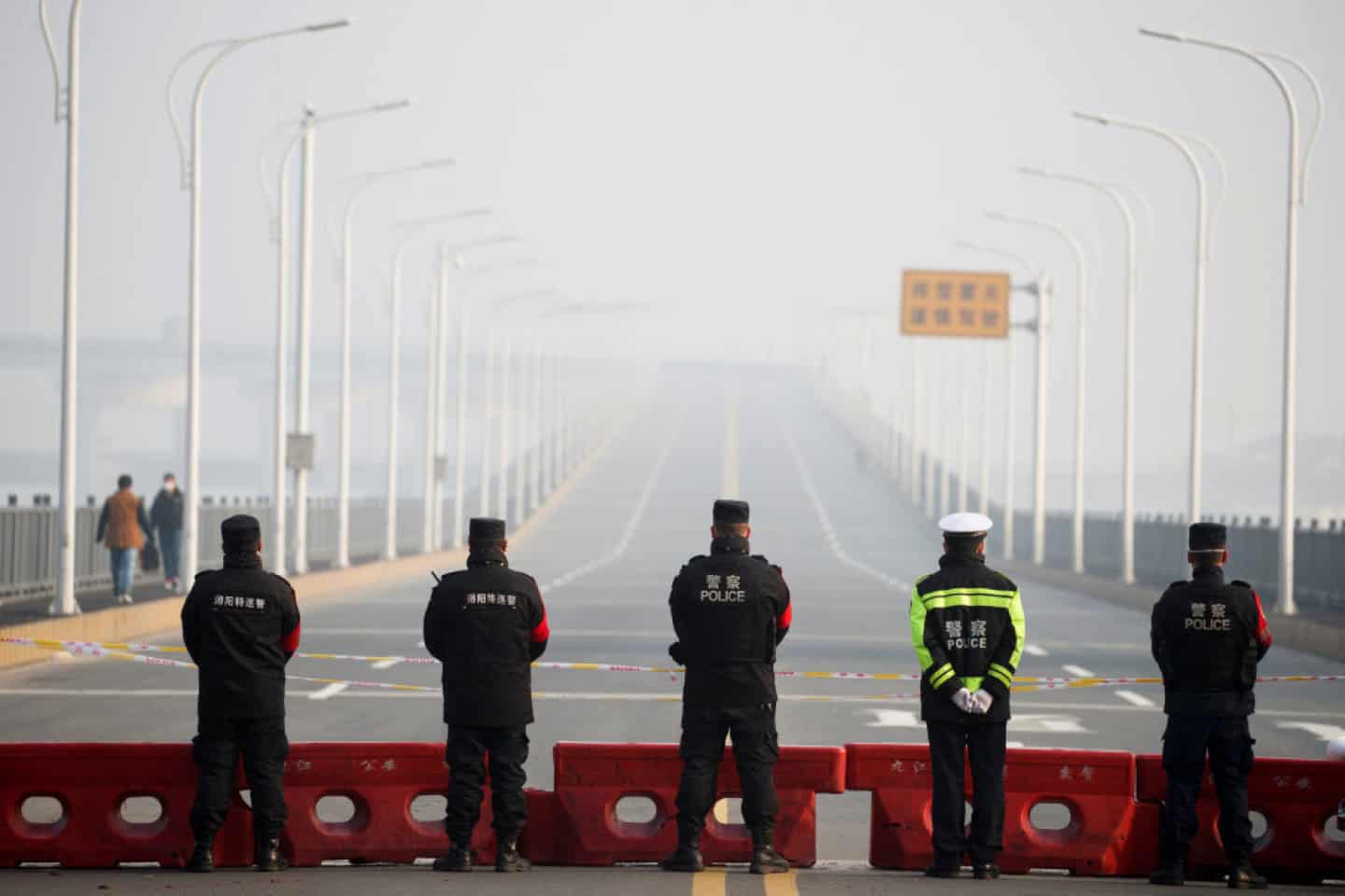 Cảnh sát Trung Quốc chặn tại cầu bắc qua sông nối Hồ Bắc với Cửu Giang (ảnh: SCMP)