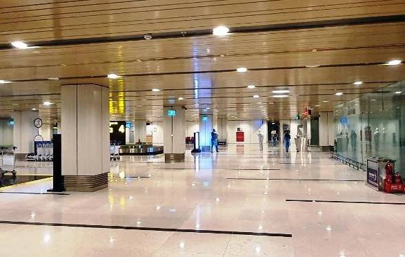 Các vị khách đã xuống sân bay Vân Đồn, sẽ được cách ly 14 ngày để kiểm tra tình trạng sức khỏe - Ảnh: CTV