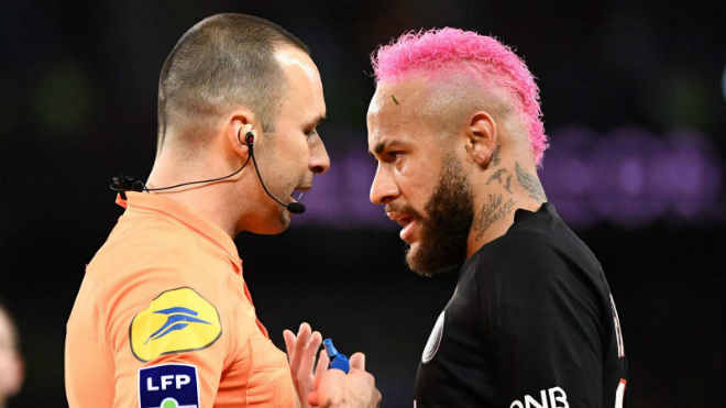 Neymar nhuộm tóc màu hồng và cả gan cãi nhau tay đôi với trọng tài chính Jerome Brisard