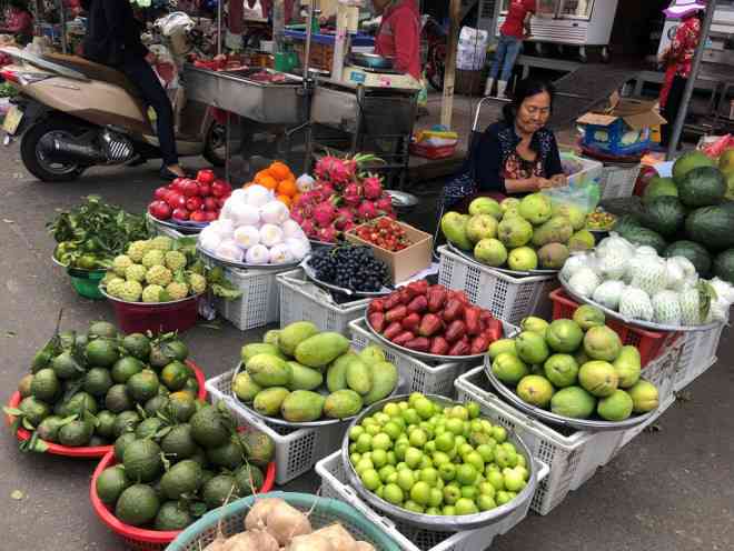 Ngay từ sáng sớm, nhiều chợ truyền thống như Bến Thành, Hòa Bình, Hòa Hưng...., tiểu thương đã bày hàng mua bán sớm trong ngày vía Thần Tài. Các loại trái cây, rau quả tươi tấp nập về chợ nhưng giá khá cao.