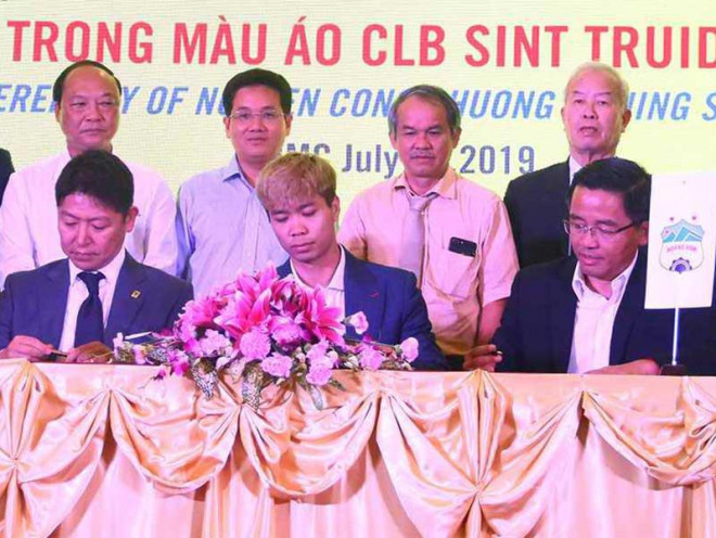 Bầu Đức từng rất kỳ vọng vào bản hợp đồng xuất ngoại của Công Phượng. Ảnh: TRÂM ANH