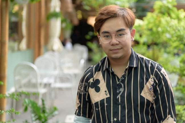 Trong một bài phỏng vấn cách đây không lâu, Bé Châu cho biết anh từng trải qua khoảng thời gian chạy show miệt mài để trả nợ cho gia đình. &#34;Tôi nhớ, có lần phải chạy show trả nợ 300 triệu đồng cho ba. 10 năm qua, việc trả nợ cho ba mẹ cứ diễn ra đều đặn. Bạn gái chứng kiến việc tôi phải kéo cày trả nợ cho ba mẹ rất bức xúc. Cũng như nhiều người khác, cô ấy không hiểu vì sao tôi lại chấp nhận chuyện đó trong thời gian dài mà không phản ứng. Tôi không thể phản ứng được vì ba mẹ tôi đâu có vướng vào tệ nạn xã hội mà chỉ là thiếu kiến thức, quá tin người&#34; - Nguyễn Huy chia sẻ.