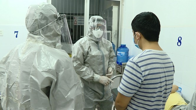 Các bác sĩ đang khám và điều trị cho bệnh nhân nhiễm virus Corona tại Việt Nam (Ảnh: Tiền Phong)