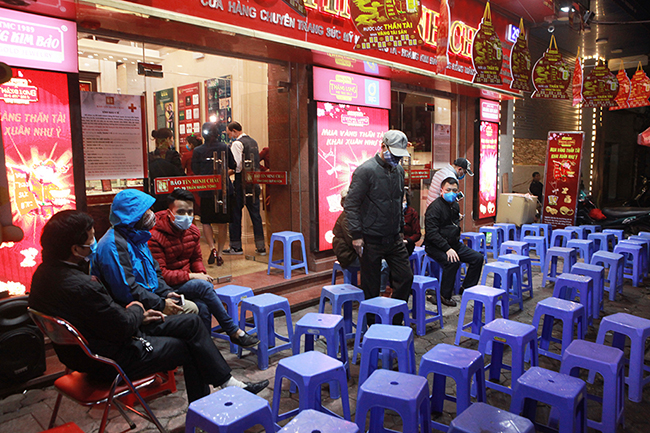 Sáng 3/2, ngày vía Thần Tài (tức ngày 10/1 Âm lịch), phố Trần Nhân Tông (quận Hai Bà Trưng) - nơi tập trung nhiều cửa hàng của doanh nghiệp kinh doanh vàng lớn, người dân đến từ rất sớm chờ mua vàng cầu may.