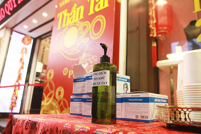 Các cửa hàng kinh doanh vàng trên phố Trần Nhân Tông đều có nước rửa tay khử trùng, khẩu trang, bình nước ấm… cho người dân dùng để phòng tránh virus Corona.