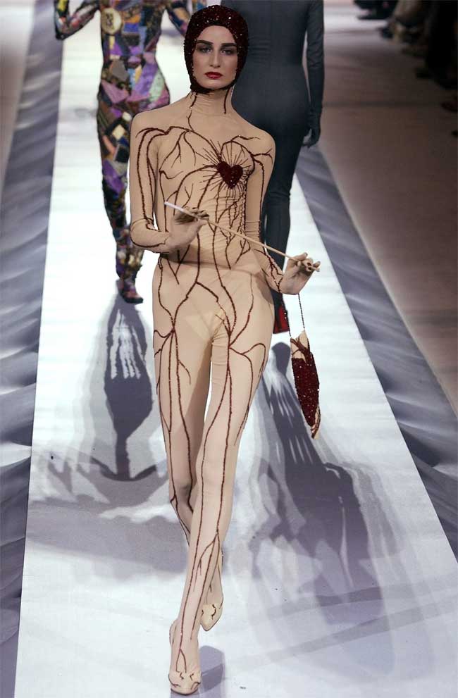 Những tuyệt phẩm thời trang xa xỉ sống mãi của Jean Paul Gaultier - 10