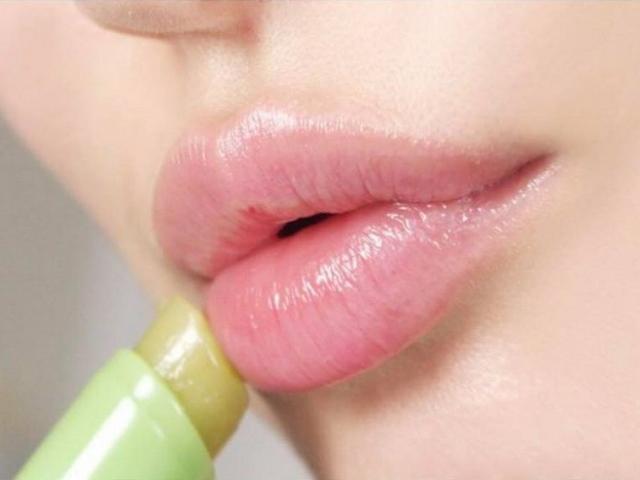 Làm đẹp - Vì sao càng thoa son dưỡng môi càng khô và cách để "hóa giải"