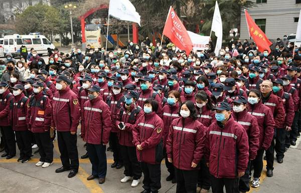 Bác sĩ đóng bỉm, mặt hằn vết khẩu trang vì căng mình chạy chữa cho bệnh nhân nhiễm virus Corona - 8