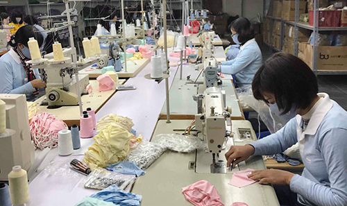Nhiều cơ sở sản xuất khẩu trang khẳng định không tăng giá, nhưng số lượng sản xuất mỗi ngày có hạn