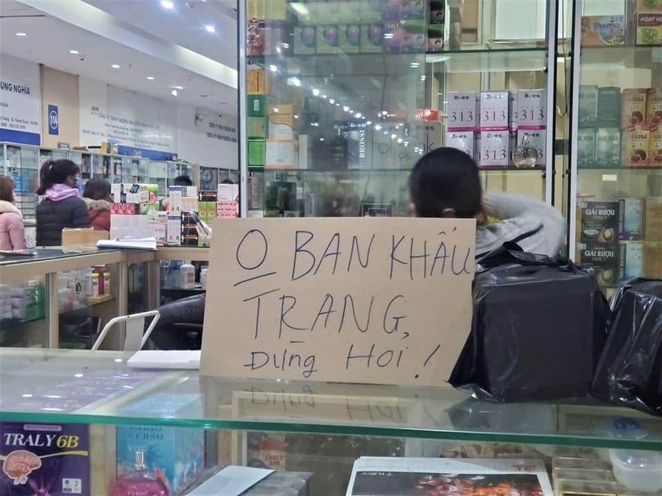 Rất nhiều quầy thuốc ghi biển không bán khẩu trang và nước rửa tay
