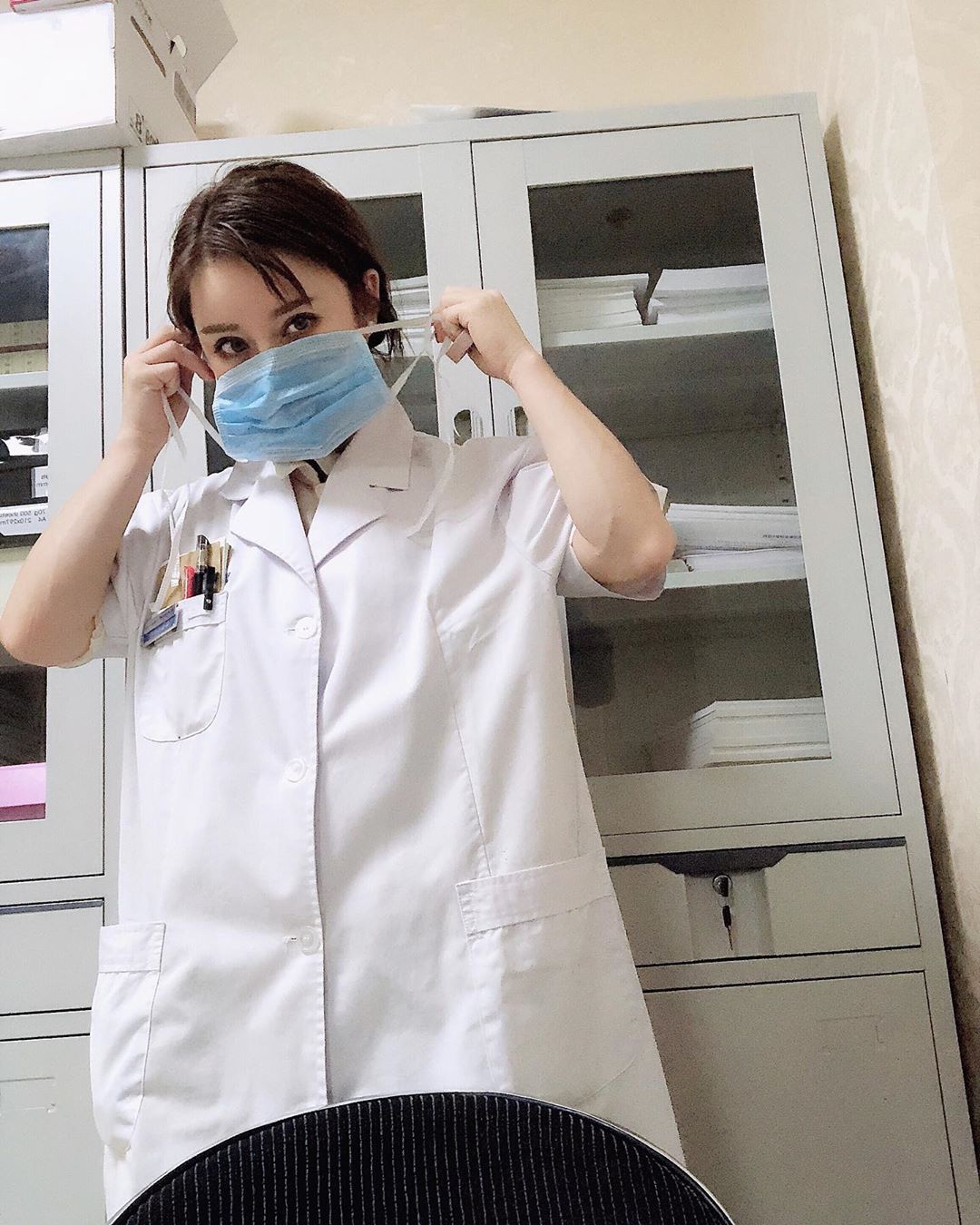 Cô thường xuyên chia sẻ những hình ảnh mình mặc đồng phục lên trang cá nhân.