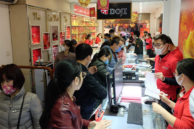 Không khí giao dịch sôi động nhưng thuận lợi, an toàn tại Trung tâm DOJI 37B Trần Nhân Tông (Q. Hai Bà Trưng, TP. Hà Nội). Tất cả khách hàng được khuyến cáo đeo khẩu trang, rửa tay bằng dung dịch sát khuẩn trước và sau khi giao dịch