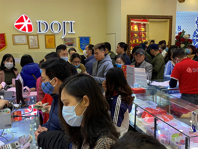 Đại diện DOJI cho biết, ngày 10 tháng Giêng, hệ thống DOJI khắp 3 miền với gần 100 Trung tâm và 400 đại lý liên kết đều trong tình trạng quá tải với số lượng khách hàng mua sắm cực lớn. Trước đó, DOJI đã sẵn sàng chuẩn bị 280.000 sản phẩm với đa dạng thiết kế tinh xảo, giàu giá trị thẩm mỹ, tích trữ cao và ý nghĩa phong thủy