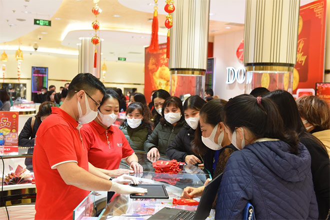 Năm nay, ngày Thần Tài rơi vào đúng mùa dịch virus thuộc chủng Corona, để hạn chế dịch lây lan, góp phần bảo vệ sức khỏe khách hàng, nhiều cửa hàng vàng chuẩn bị đầy đủ khẩu trang, nước rửa tay sát khuẩn…