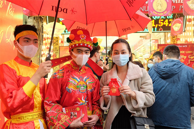 Bất chấp thời tiết không thuận lợi, khách hàng hài lòng tuyệt đối khi trải nghiệm mua vàng tại trung tâm của DOJI. Khách hàng và nhân vật Thần Tài đều hóa thân thành “ninja” trong ngày Thần Tài giữa mùa dịch Corona.